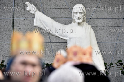 Orszak Trzech Króli w Gdyni. Figura Jezuza przed kościołem...
