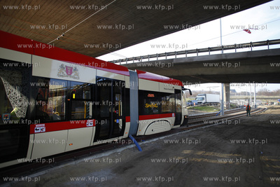 Gdańsk. Próbny przejaz tramwaju po zmodernizowanym...