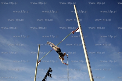 Sopot. 25 edycja turnieju Tyczka na Molo. Nz skacze...