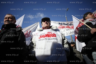 Pikieta pod Urzędem Wojewodzkim w Gdansku w gescie...