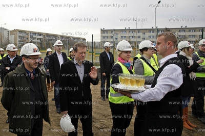 Uroczystosc zawieszenia wiechy na budowie budynku 2...