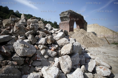 Wyburzanie wiaduktu w Dolnym Migowie pod budowe linii...
