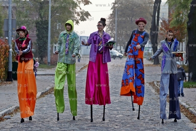 Gdansk Letnica. Parada szczudlarzy, ktora miala na...