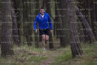Adam Korol biega na plazy na gdanskich Stogach. 30.04.2015...