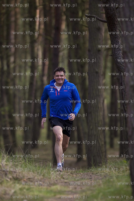 Adam Korol biega na plazy na gdanskich Stogach. 30.04.2015...