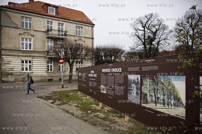 Wystawa na ogrodzeniu inwestycji przy al. Grunwaldzkiej...