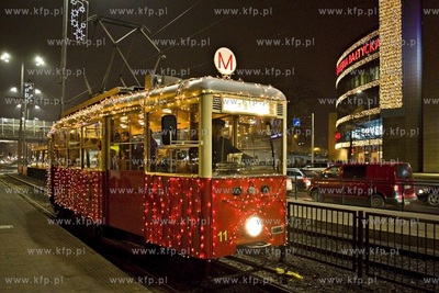 Świąteczny tramwaj Enka z 1952 r. udekorowana 150-metrowym...