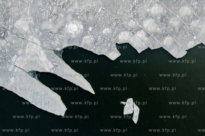 Zamarznięta Zatoka Pucka w okolicach Rewy.
19.01.2026
fot....