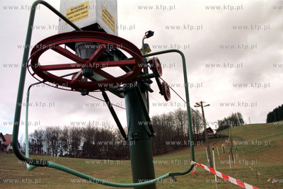 Pusty stok narciarski i wyciag na stoku Wiezycy na...