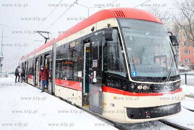 Zima w Gdańsku. Tramwaj Pesa Jazz Duo na Pętli Ujeścisko....