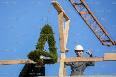 Gdańsk, Przymorze. Uroczystość zawieszenia wiechy...