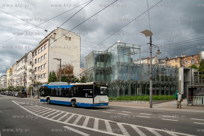 Ulica Świętojańska w Gdyni. W tle budynek dawnego...