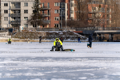 Wędkarstwo podlodowe w Gdańsku na skutej lodem Motławie...