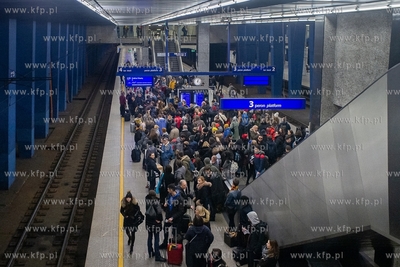 Tłum podróżnych oczekujących na pociąg  - peron...