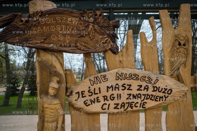 Rzeźbiony przystanek autobusowy w Bolszewie, gmina...