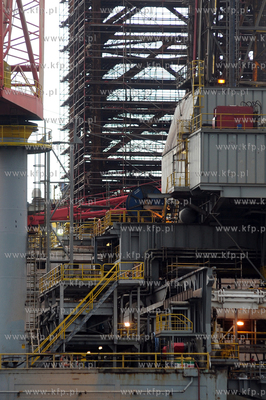 Samopodnosna platforma wiertnicza ENSCO100 przechodzi...