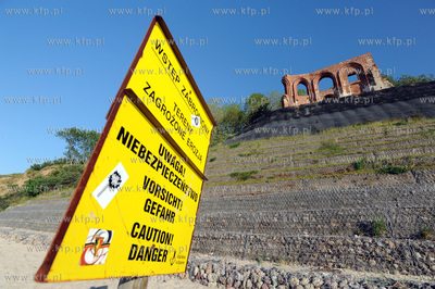 Trzesacz. Sciana S romansko-gotyckiego kosciola sw....