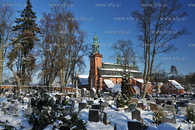 Kartuzy. Gotycko-barokowy kosciol Wniebowziecia NMP...