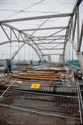 Gdansk. Montaz kolejnych czesci wiaduktu nad torami...