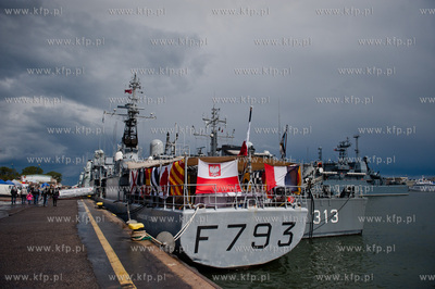 Port w Gdyni. Zacumowane w Basenie Prezydenckim okrety...