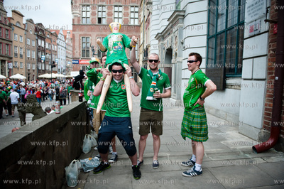 Gdansk. Ulica Dluga. Tlumy kibicow z Hiszpanii i Irlandi...