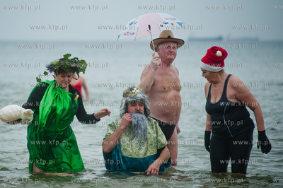 Gdansk. Plaza w Jelitkowie. Noworoczna zimowa kapiel...