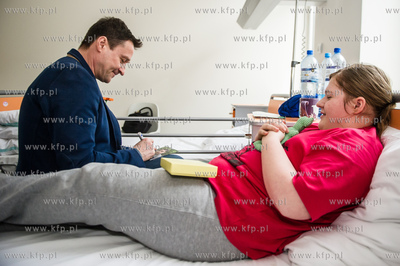 Gdansk. Jacek Kawalec odwiedzil dzieci w Klinice Pediatrii,...