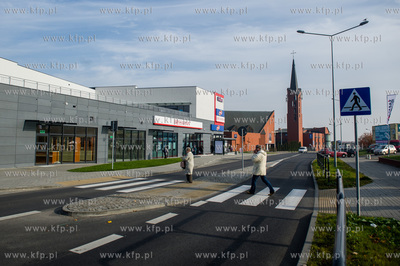 Gdansk. Chelm. Nowo powstaly kompleks handlowo - uslugowy...