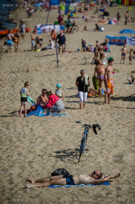 Gdańsk. Czerwona flaga na kąpielisku miejskim w Brzeźnie,...