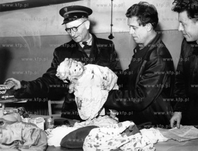 Kontrola paczek pocztowych w gdynskim urzedzie celnym....