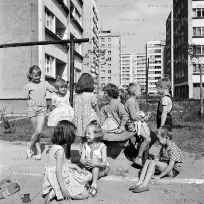 Dzieci na placu zabaw przy ulicy Migaly w Gdyni.
21.07.1965
0003338z_lipiec1965
Fot....