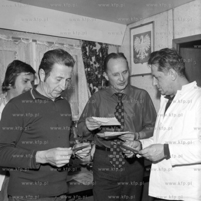 Roznoszenie poczty na statku handlowym PLO. 
13.01.1977
3styczen77_z.kosycarz_p22
Fot....