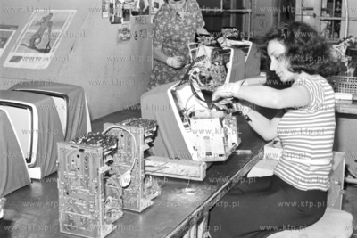 Linia produkcyja przenosnych odbiorników telewizyjnych...