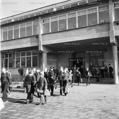Przed wejściej do szkoły podstawowej.
02.1971
0003019z_luty1971
Fot....