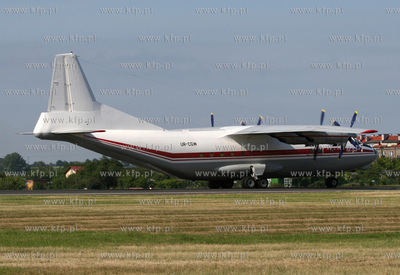 Gdansk, Rebiechowo. Nz. Antonov An-12BP linii Meridian...