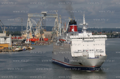 Prom Stena Baltica wyplywa z Portu Gdynia.
13.07.2008
fot....