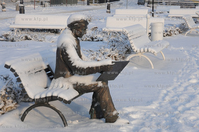 Gdynia Orlowo w zimowej szacie. Nz. Laweczka z pomnikiem...