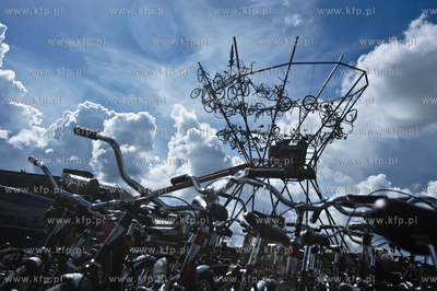 Montaz wielkiej instalacji autorstwa Roberta Rumasa...