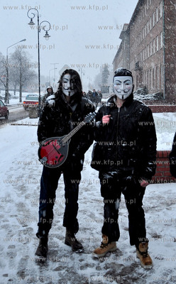 Gdansk. Uczestincy nielgalnej pikiety przeciwko podpisaniu...