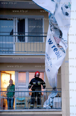 Gdansk. Silny wiatr zerwal baner reklamowy na bloku...