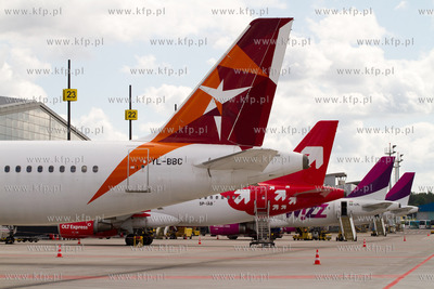 Gdansk, Rebiechowo. Nz. Widok na plyte postojowa przed...