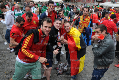 Gdansk. Kibice z Hiszpanii i Irlandii opanowali gdanska...