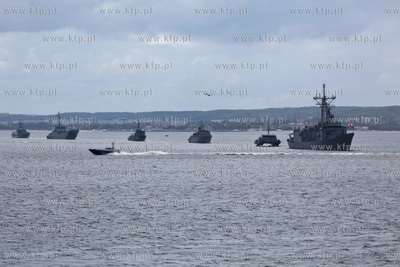 Parada wszystkich najwazniejszych klas okretow bedacych...