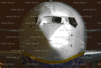 Zima na gdanskim lotnisku. Nz. Boeing 737 Rayanair...