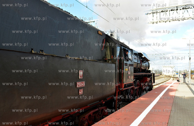 Przejazd pociagiem specjalnym, ciagnietym przez parowoz...