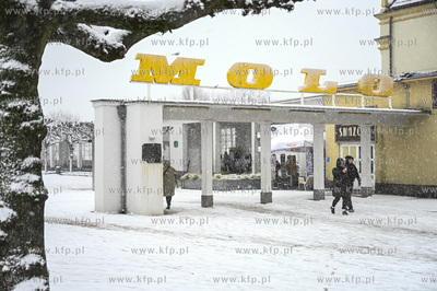 Sopot. Pierwszy snieg w Sopocie w 2023 r. Spacerowicze...