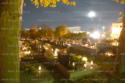 W zaduszkowy wieczór na cmentarzu parafialnym w Gdyni...