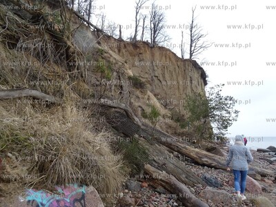 Wezbrane fale uszkodziły Klif Orłowski w Gdyni Orłowie....