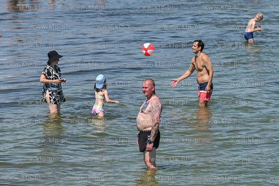 Sopot. Plaża. Upalny weekend spowodował liczne przybycie...