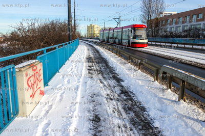 Przez Most Siennicki w Gdańsku przejeżdza tramwaj...